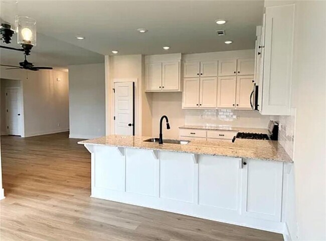 Photo - 941 Round Top St