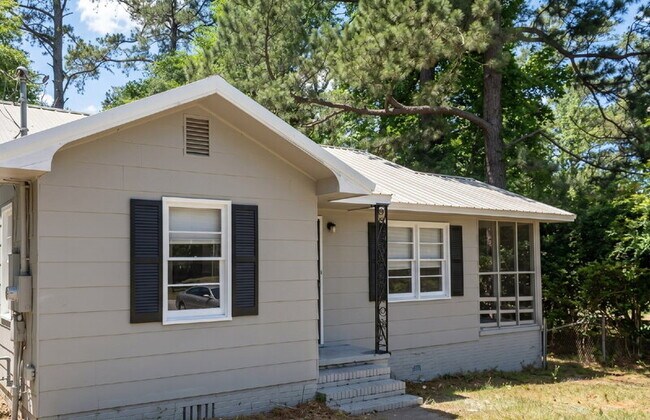 Photo - 112 Second St SW