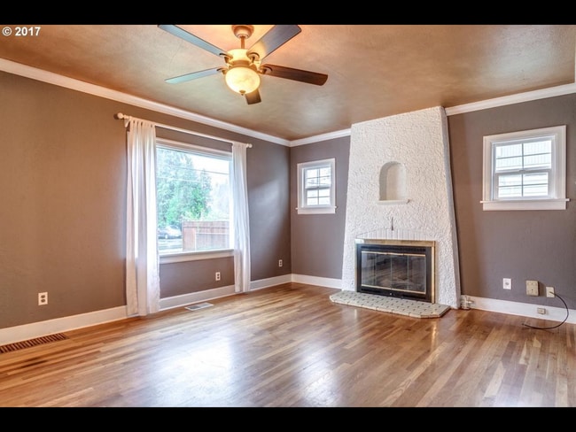 Sala de estar con chimenea - 4709 NE 15th Ave