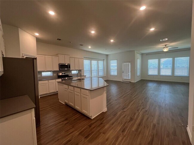 Building Photo - 212 Baralo St