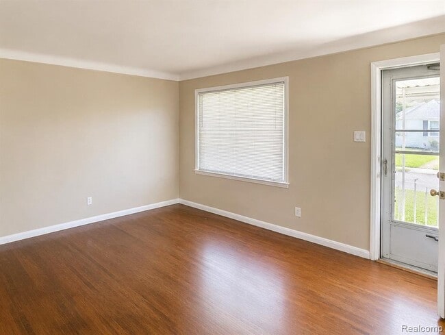 Photo - 691 E Mapledale Ave
