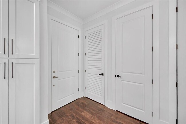 Photo - 6890 Peachtree Dunwoody Rd Unidad 104