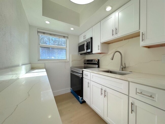 Building Photo - 2815 NE 33rd Ave