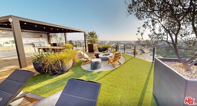 Building Photo - 3800 Mentone Ave Unit PH717