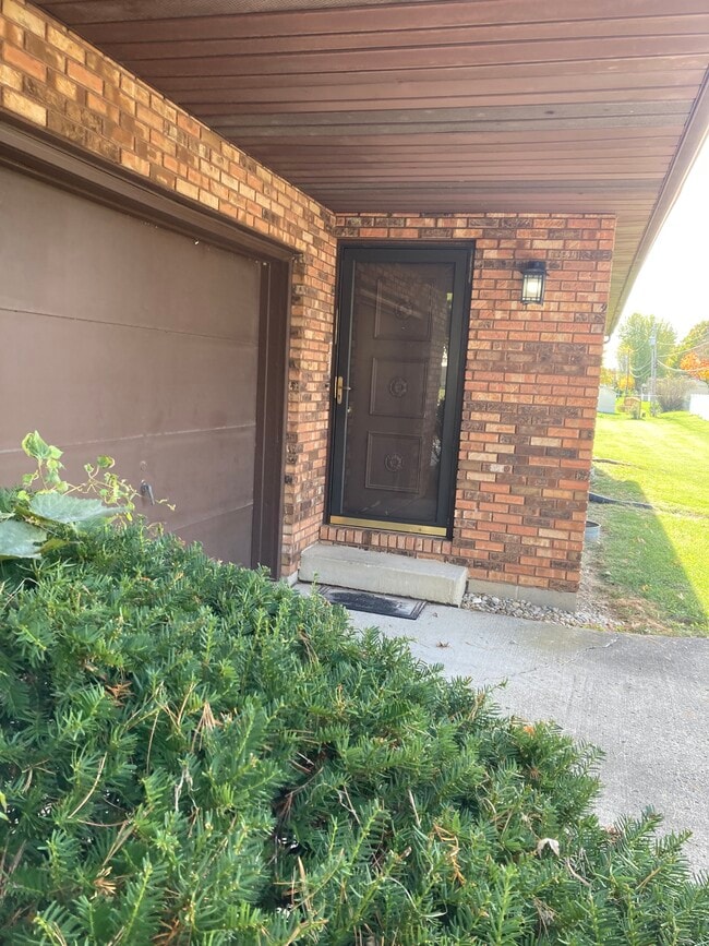 Building Photo - 995 Kingswood Dr Unit 995 Kingswood