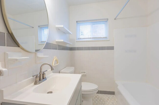 Building Photo - 210 Briarwood Dr