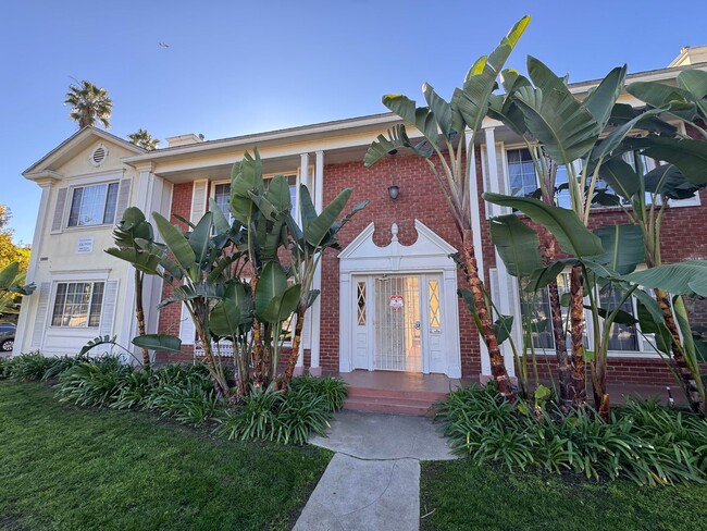 Building Photo - 12000 Moorpark St