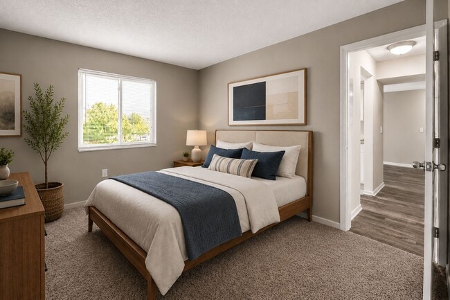 Lakeside Crossing at Eagle Creek Apartments and Townhomes