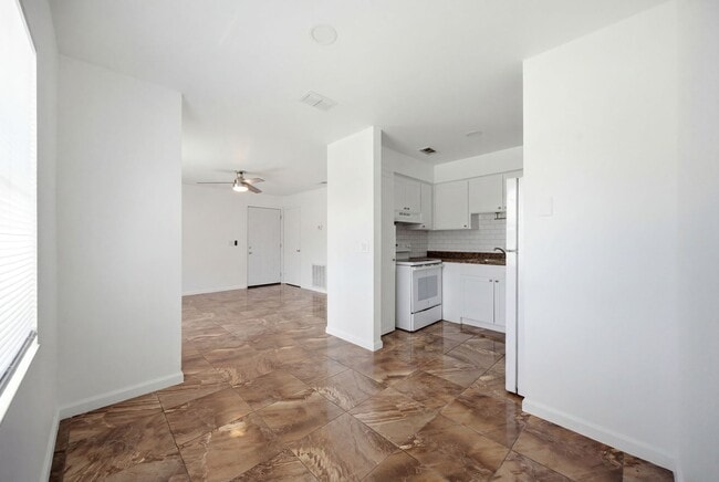 Building Photo - 5606 S Manhattan Ave