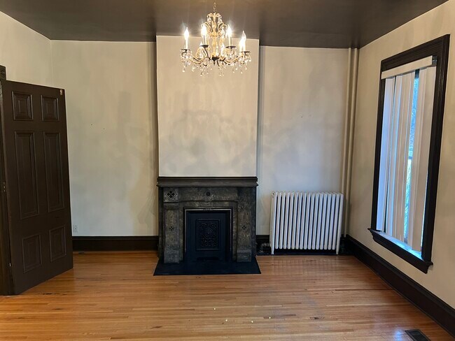 Photo - 721 W 7th St