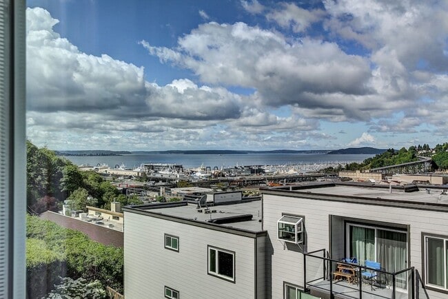 Building Photo - Queen Anne View Condo!!! Open House Saturday June 13th 4:00-5:00