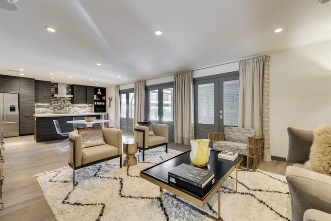 Photo - 1410 Hyde Park Blvd Condo