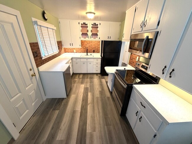 Building Photo - Charming 3 Bed 1 Bath Single Family Home W/ Fully Fenced Yard and Garage!