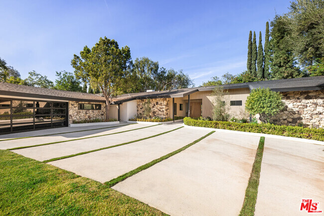 Building Photo - 18155 Lake Encino Dr Rental
