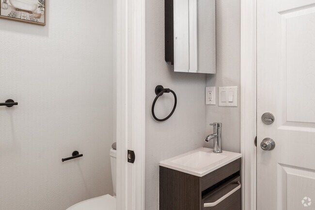 Estudio - 137 pies cuadrados - Baño - Casas on Cordova Street