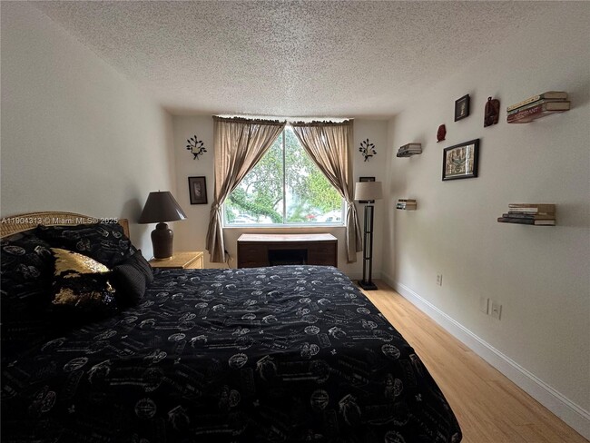 Photo - 1720 NW N River Dr Unit 305