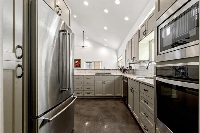 Photo - 2715 Zaragosa St