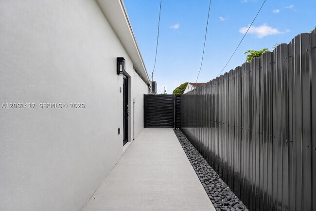 1011 NW 30th Pl Unit 2