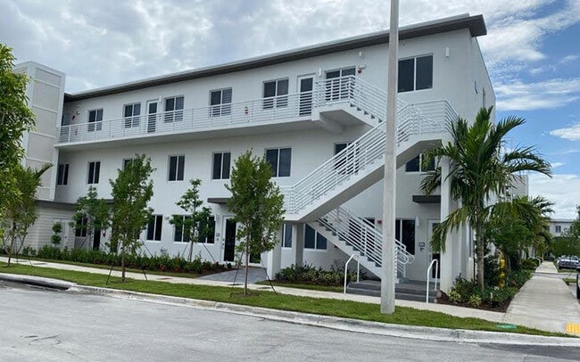 Building Photo - 6425 NW 103rd Pl Unit 110