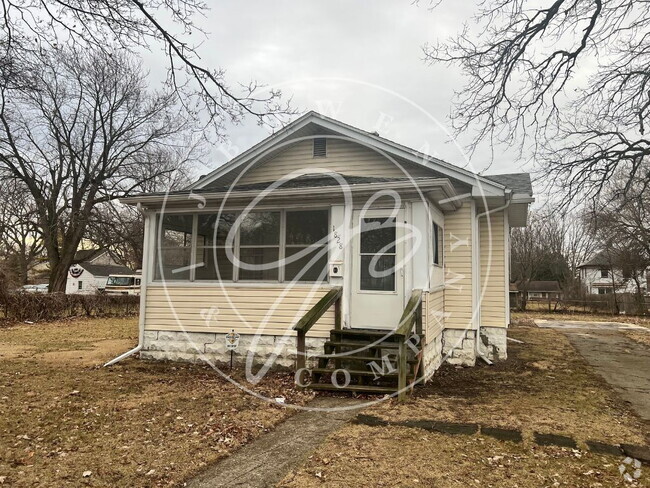 Building Photo - "Charming 2-Bed home in North Toledo