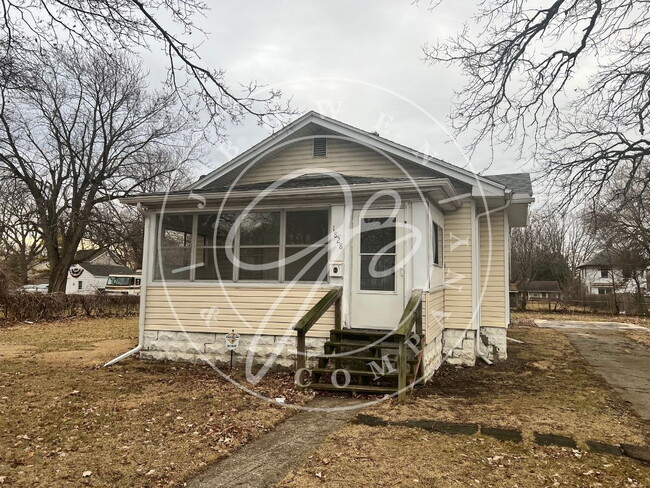 "Charming 2-Bed home in North Toledo - "Charming 2-Bed home in North Toledo