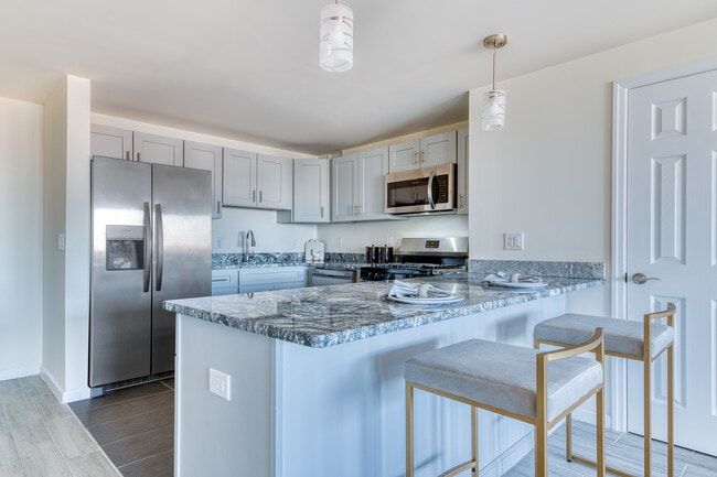Building Photo - 123 S Munn Ave Unit 10L Rental