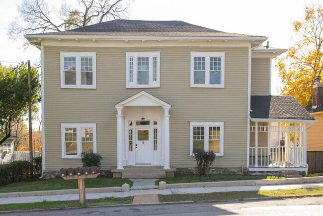 Photo - $400 Off First Month! LOCATION! Charming 1/1 Bed Bath Downtown!