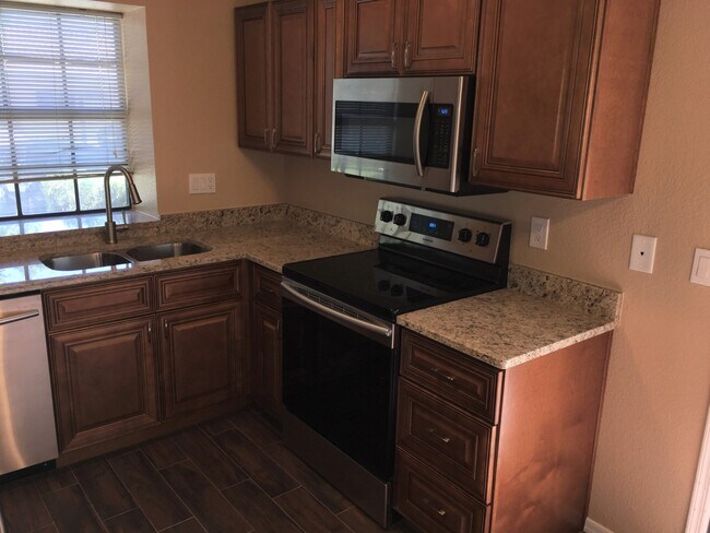 Photo - **MOVE-IN SPECIAL 50% OFF MOVE-IN MONTH!!!!** **BEAUTIFUL 3br/2ba TOWNHOME (ELLIOTT & ARIZONA AVE)**