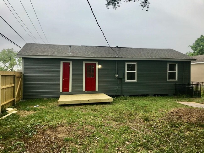 Building Photo - 6817 Anderson St