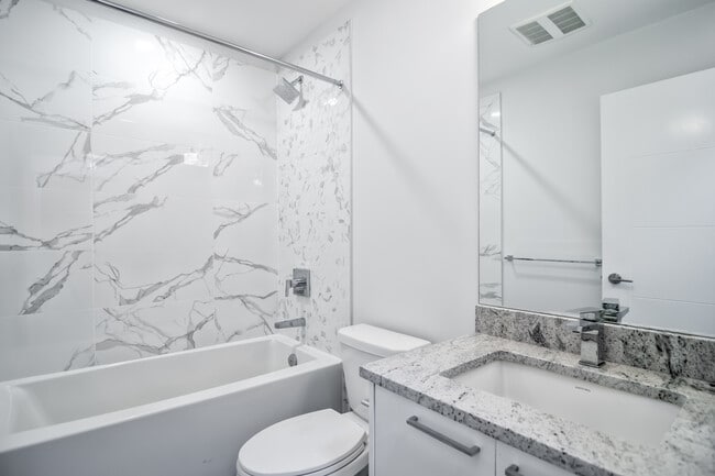 Photo - 20696 Eastleigh Cres Unit 213