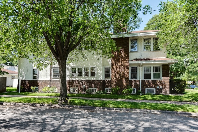 vista lateral a lo largo de la 47 - 4656 Bryant Ave S Unidad #1