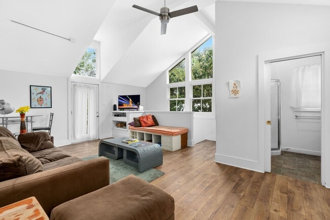 Photo - 215 Beauregard St