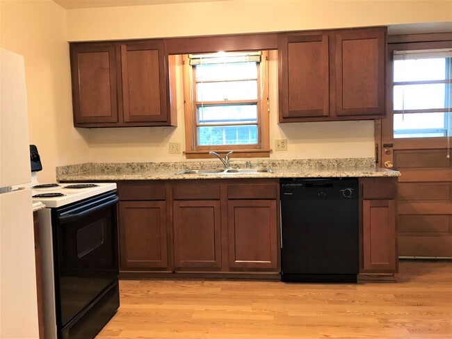Building Photo - 410 Pawling St Unit 3