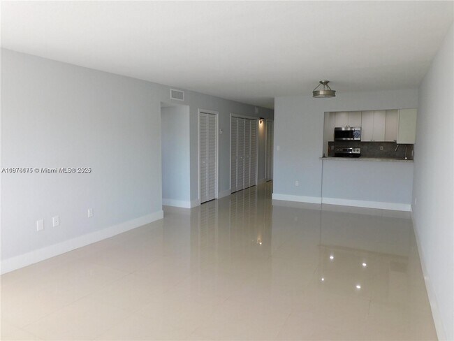 Photo - 6930 NW 186th St Unidad 1-401