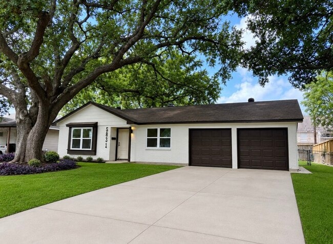 Building Photo - 5831 Chinaberry Dr