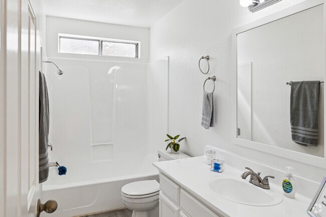 2BR, 2BA - 924SF - Bathroom