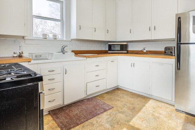 146 Hanover St Unidad B downstairs