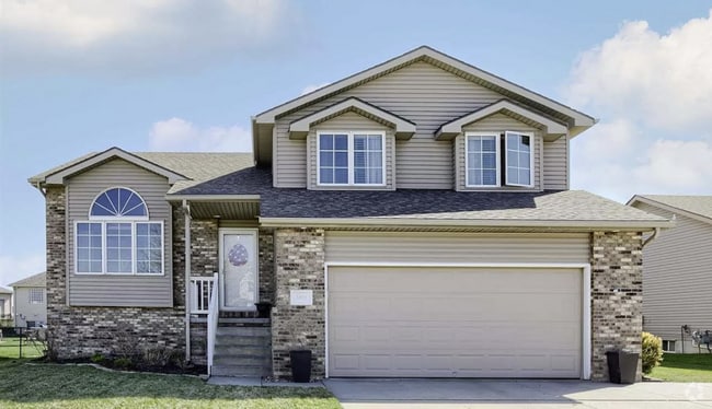 Building Photo - 4 Bdrm/3Bath Single Family Home