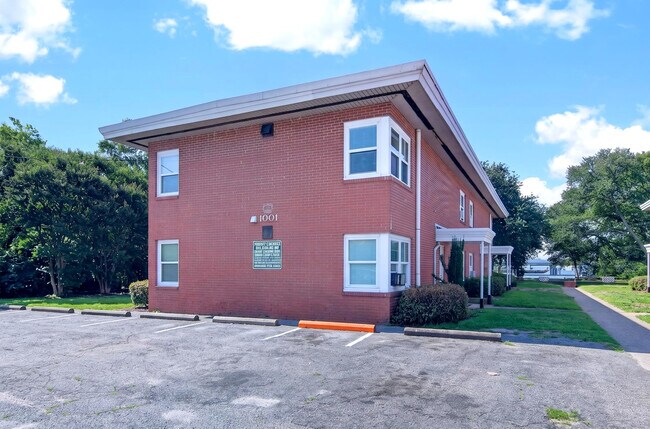 Building Photo - 1001-1005 Little Bay Avenue Unit A2