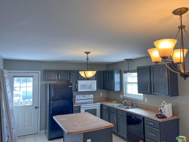 Photo - 1234 Evergreen Cir