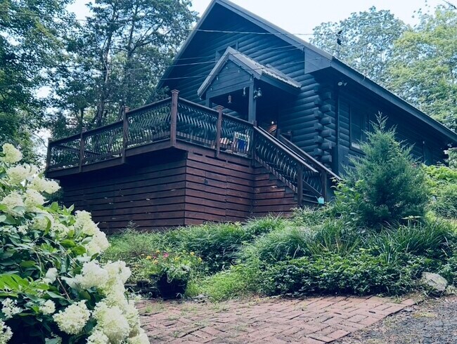 Lovely log cabin - 93 Shepard Ave Unit One