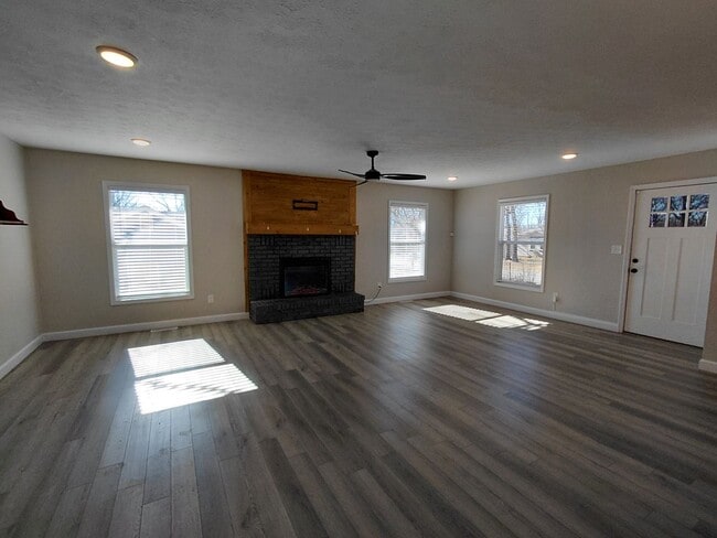 Building Photo - Spacious Home