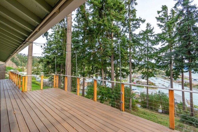 Building Photo - 3 Bed 2.5 Bath Home with a View!