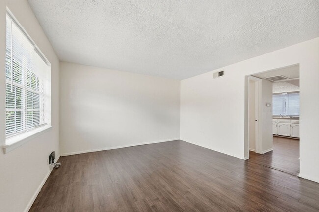 Photo - 314 Candlewood Ln