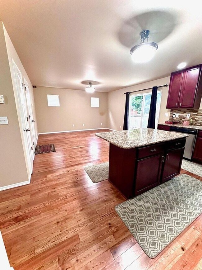 Photo - Beautiful 3 Bedroom Home on Greenbelt – Re...