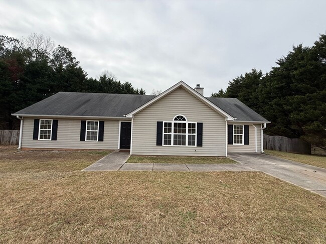 Building Photo - Comfort Meets Convenience — Move-In Ready!