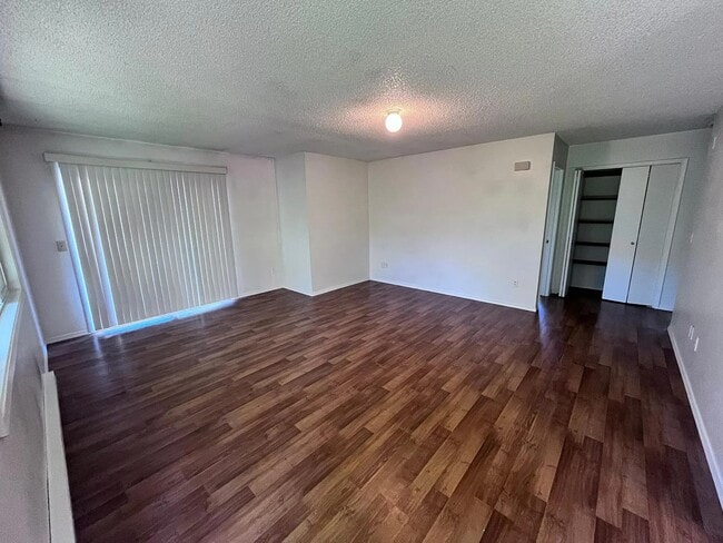 Building Photo - 4323 N Commercial Ave Unit 4323