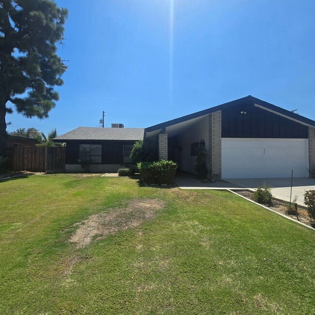 Building Photo - SW Bakersfield 3 bed/2bath with Pool Rental