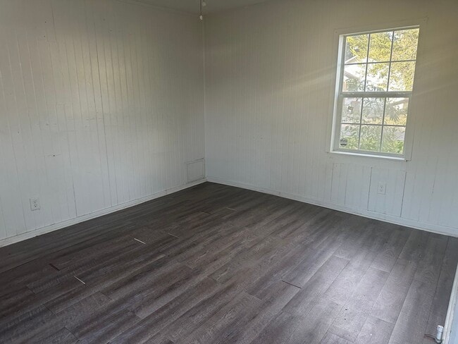 Photo - 2 bedroom, 1 bathroom home available in La...