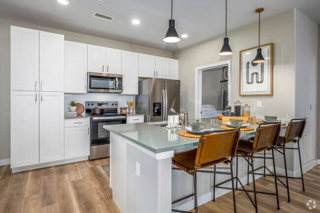 2BR, 2BA - 983SF - Kitchen and Dining